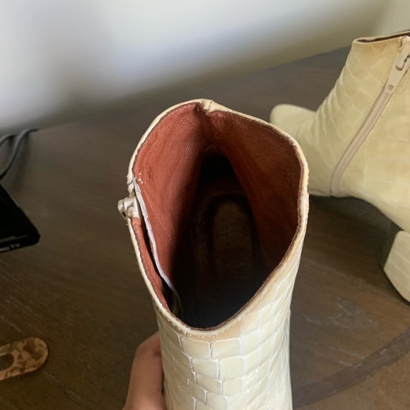 Hispanitas Cream Croc-Embossed Leather Ankle Boots. EU 37 (US 6.5) - Picture 7 of 9